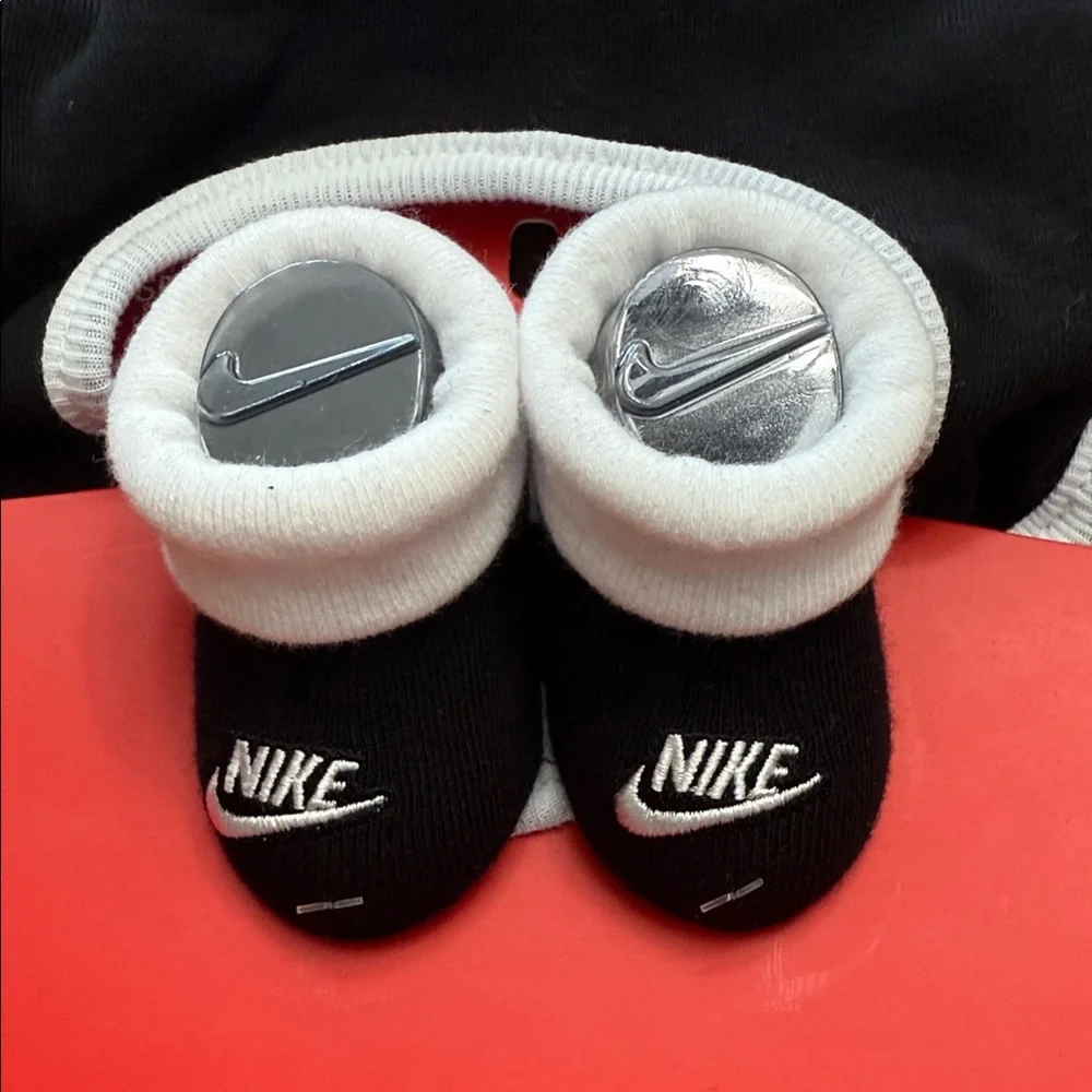Nike Black and White Bib and Booties Set